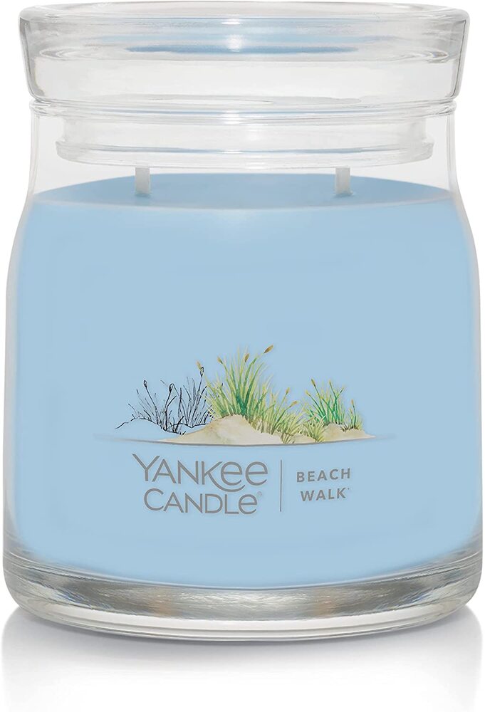 Yankee Candle Signature Medium Jar in Beach Walk scent, featuring a classic glass jar with lid, emitting a fresh and calming oceanic fragrance.
