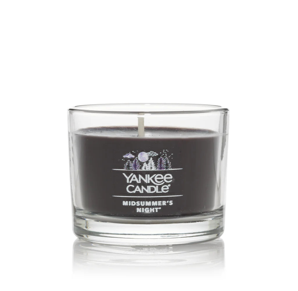 Yankee Candle Mini in Midsummer Night scent, featuring a petite glass jar emitting a deep and alluring fragrance.
