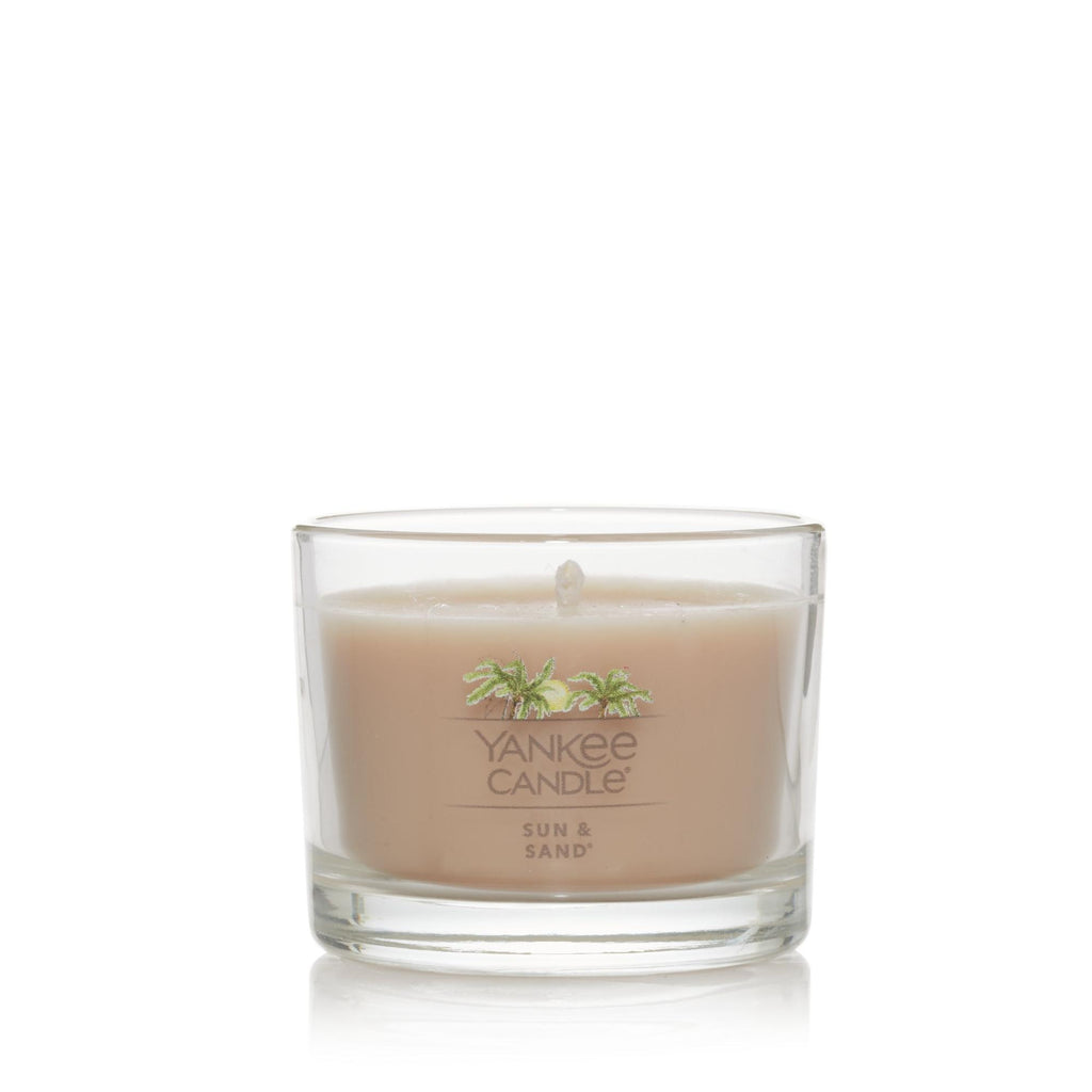 Yankee Candle Mini in Sun & Sand scent, featuring a petite glass jar emitting a fresh and uplifting beachside fragrance.
