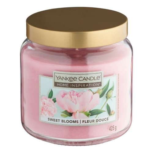 Yankee Candle Small Jar in Sweet Blooms scent, featuring a classic glass jar with dome lid, emitting a sweet and refreshing floral fragrance.
